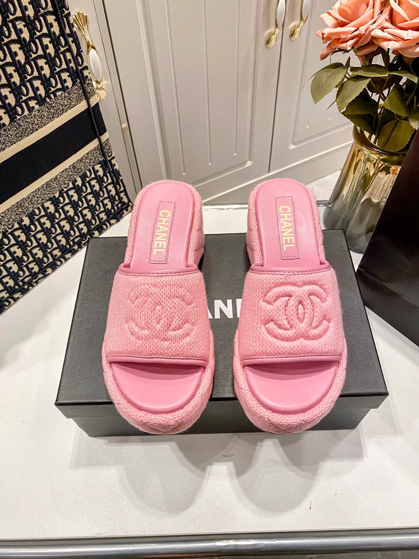 👟👟Ex-factory price 460👟👟Chanel 25C new early spring thick-soled slippers!  Top version! Early release. Thick sole design. 5cm heel height. Makes your legs longer in seconds. Original custom linen for the upper. Sheepskin for foot pads. Original genuine leather outsole. Size: 34-41. Customized. Non-returnable and non-exchangeable.